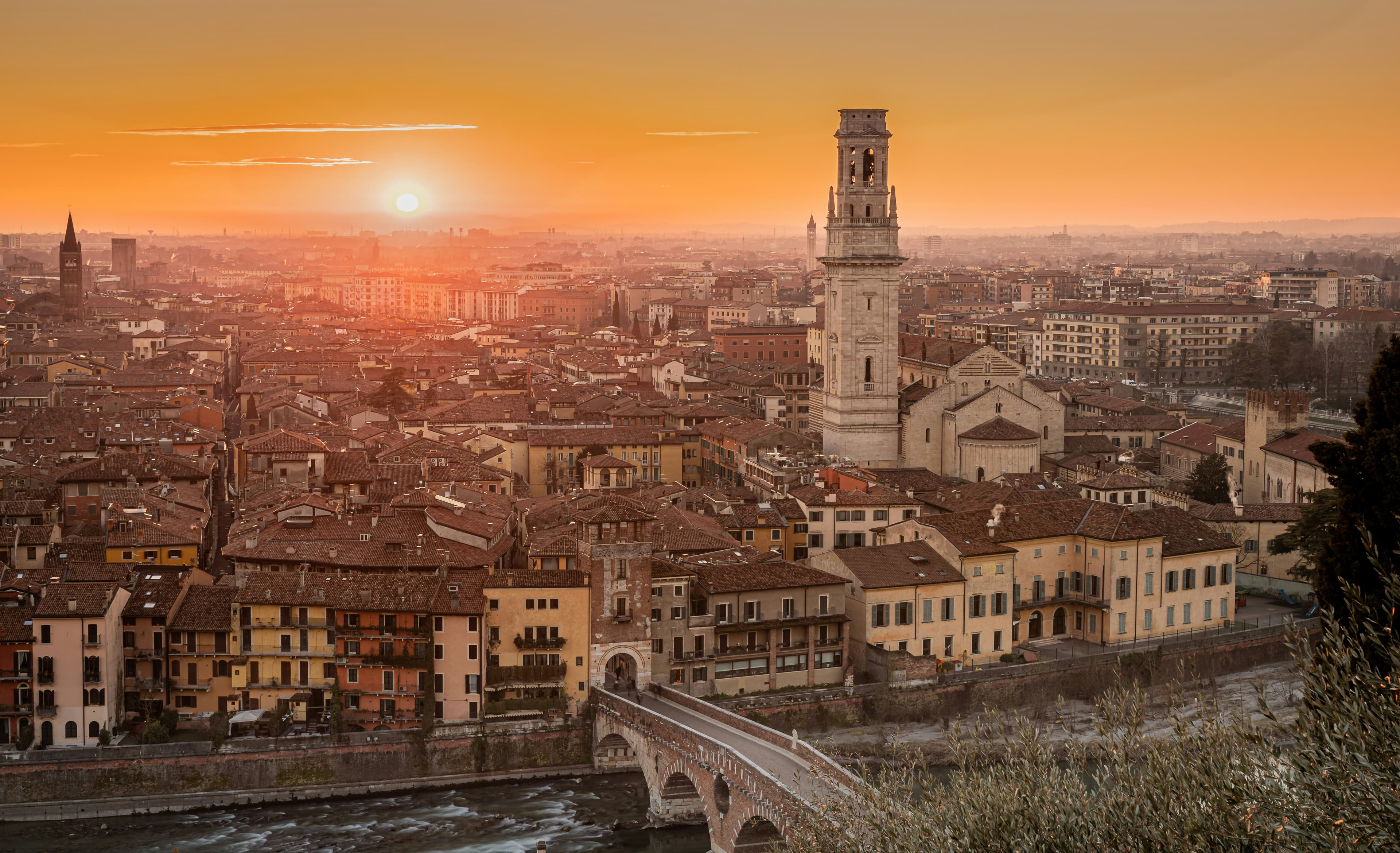 Panorama di Verona al tramonto con il Duomo e i tetti storici
