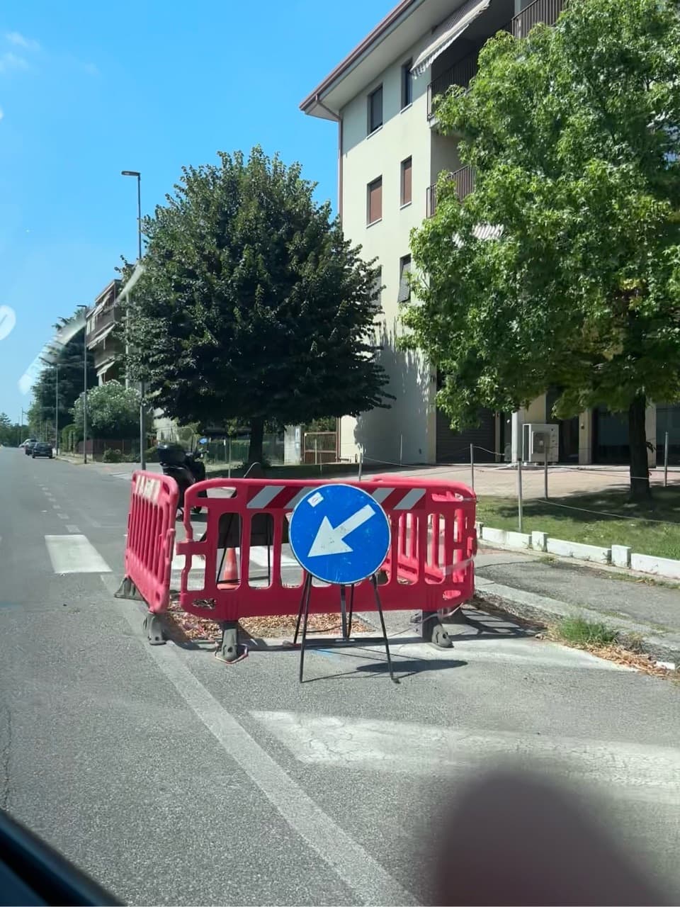 Da più di un mese c’è presente questo lavoro e transenne