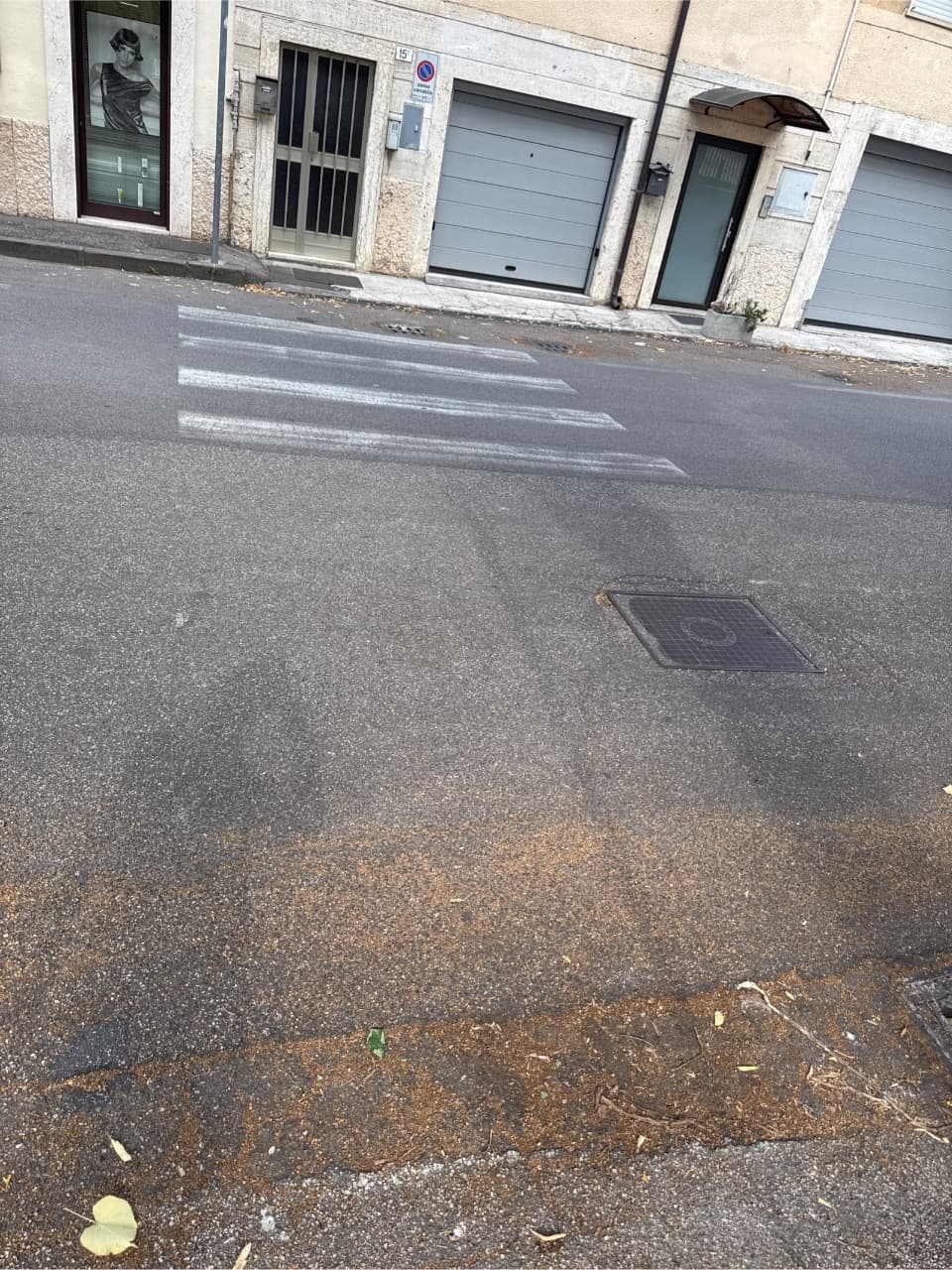 Le strisce pedonali sono poco visibili e necessitano di un i