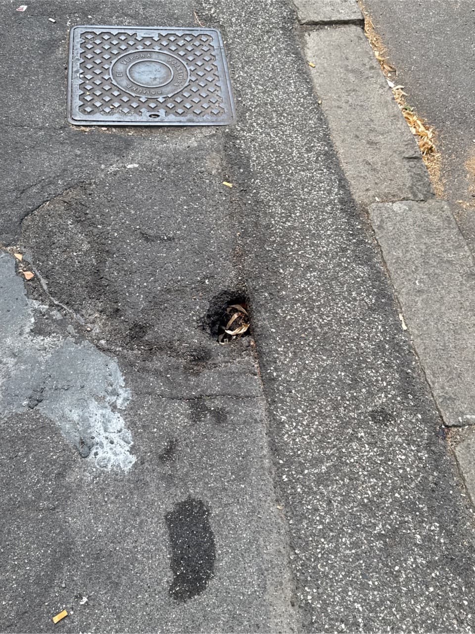 Buca su marciapiede fronte civico 90