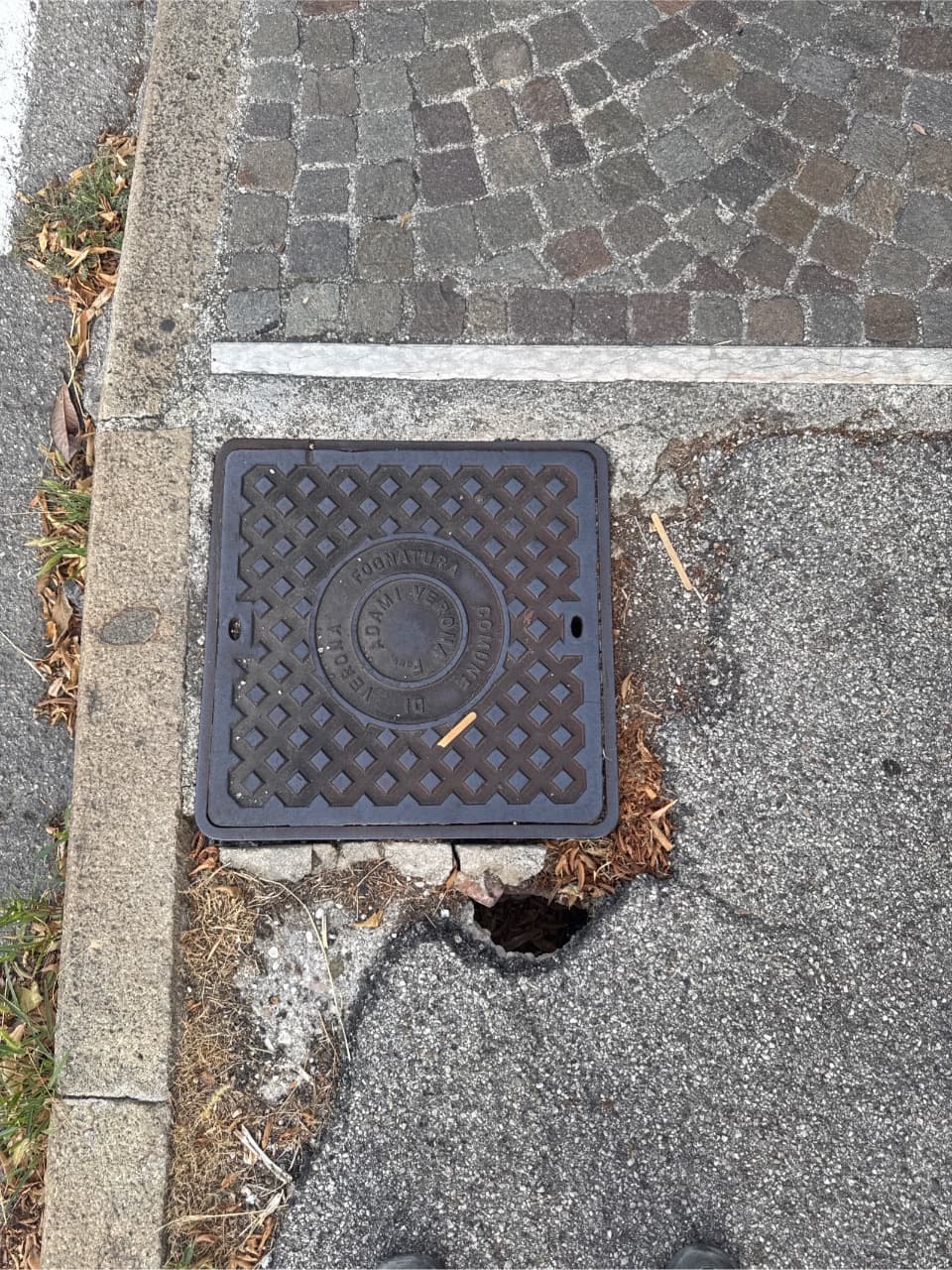 Si osserva una buca attorno a un chiusino, che potrebbe rapp