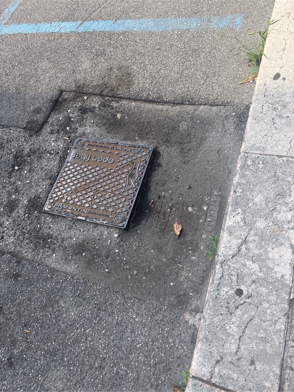 Buca a ridosso del tombino, molto profonda