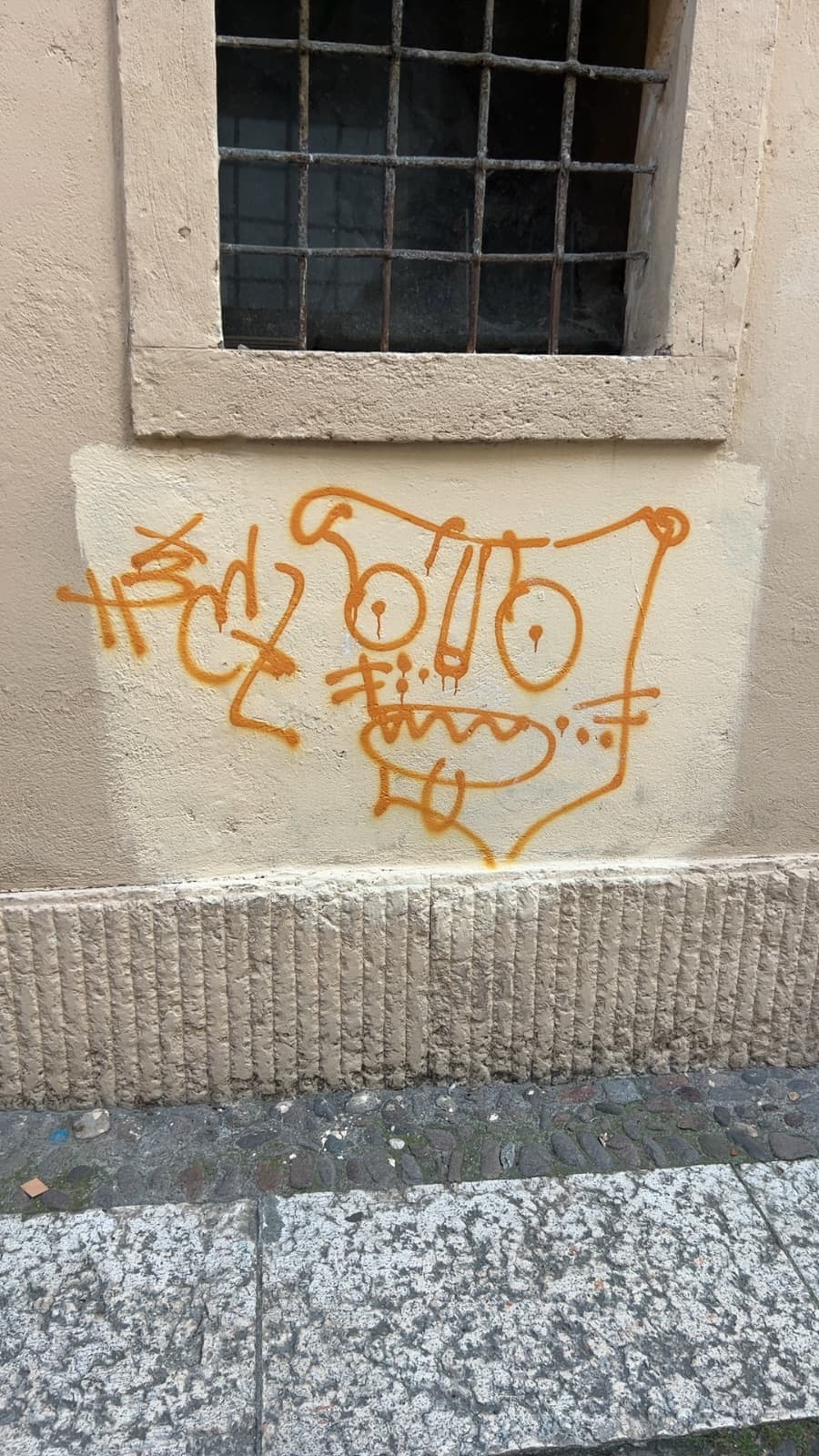 Graffiti su muro in Via San Vitale